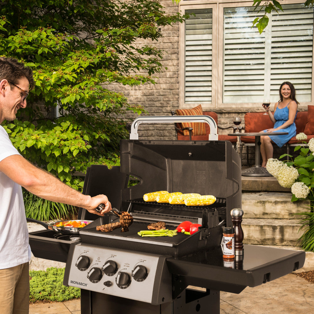 Broil King® Monarch™ 390 3-Burner Grill