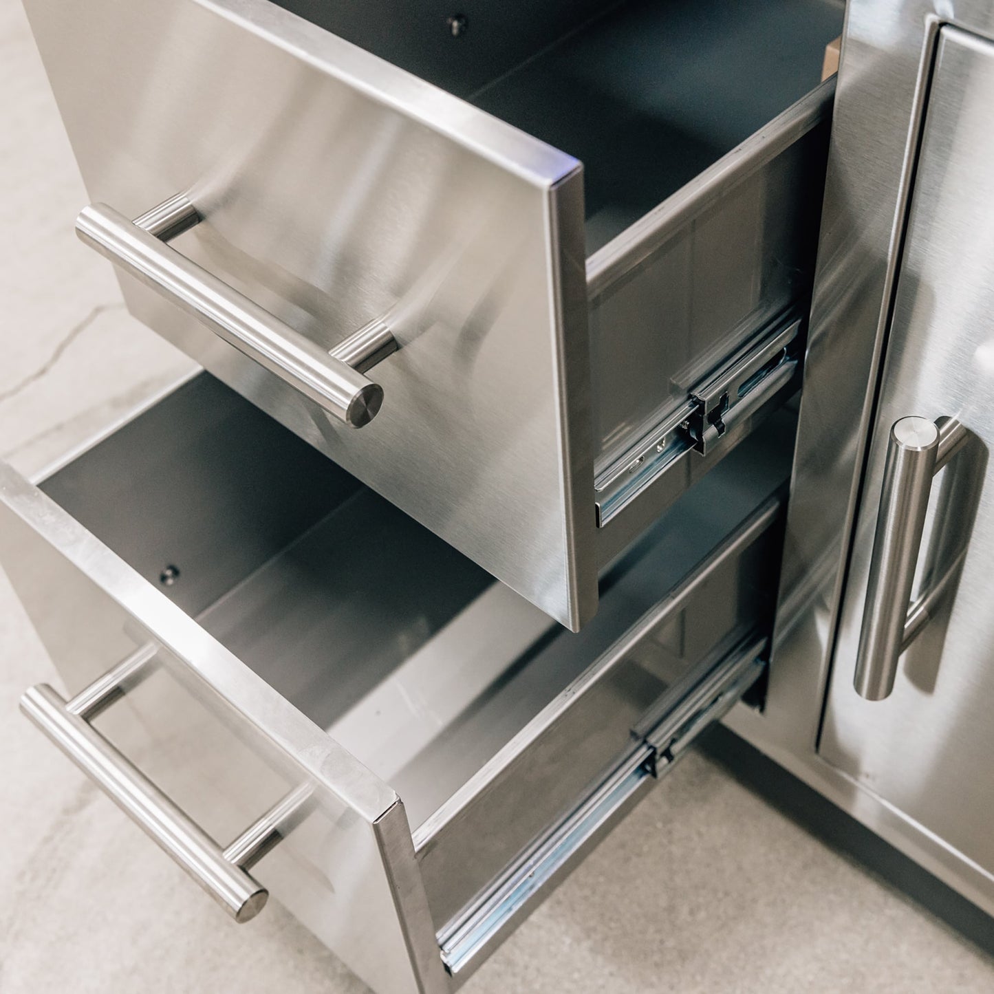 SUMMERSET™ 30″ 2-Drawer and Access Door Combo with Hidden Hinge