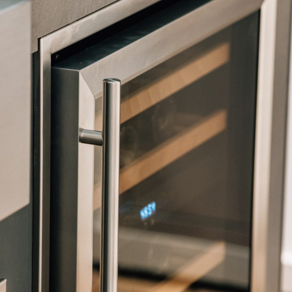 SUMMERSET™ 24″ 5.3 Cu. Ft. Outdoor Dual-Zone Wine Cooler